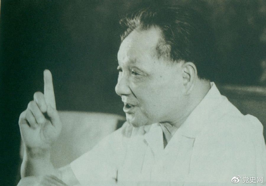 1981年6月27日,中共十一届六中全会通过《关于建国以来党的若干历史问题的决议》。图为邓小平在闭幕会上发表讲话。