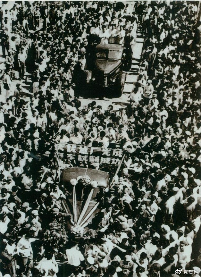 1956年7月13日,第一批国产“解放”牌汽车在长春第一汽车制造厂试制成功,结束了中国不能制造汽车的历史。图为7月14日,“解放”牌汽车开下生产线。