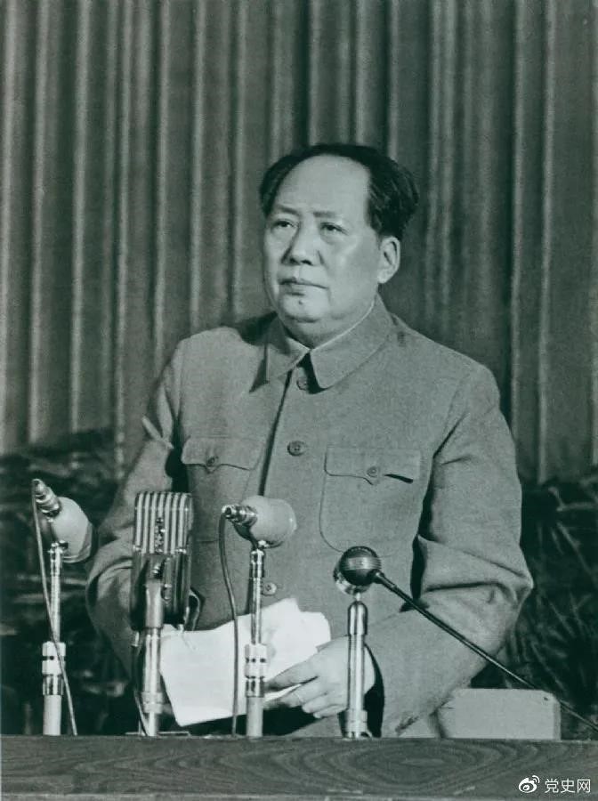 1957年2月27日,毛泽东在最高国务会议第十一次(扩大)会议上发表《如何处理人民内部的矛盾》(后改为《关于正确处理人民内部矛盾的问题》)讲话。