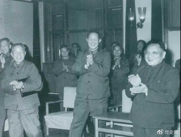 1978年3月,邓小平和参加五届人大一次会议的解放军代表在一起。