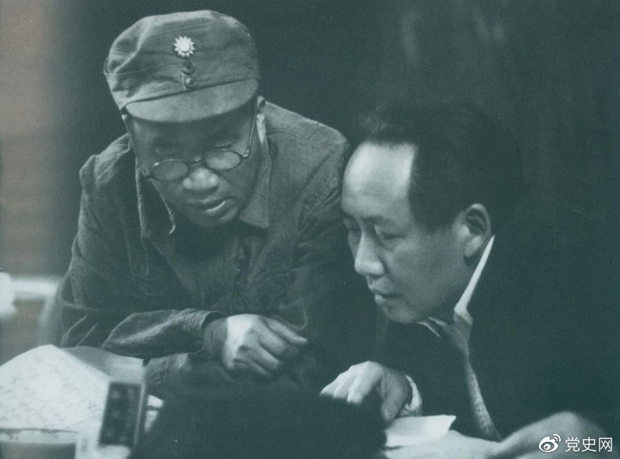 1945年4月,毛泽东和朱德在中国共产党第七次全国代表大会上。