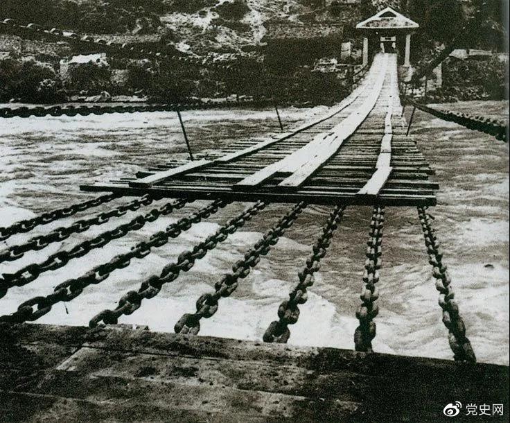 1935年5月29日,中央红军左纵队先头部队在泸定桥西头发起夺桥战斗,胜利抢占大桥。图为泸定桥。