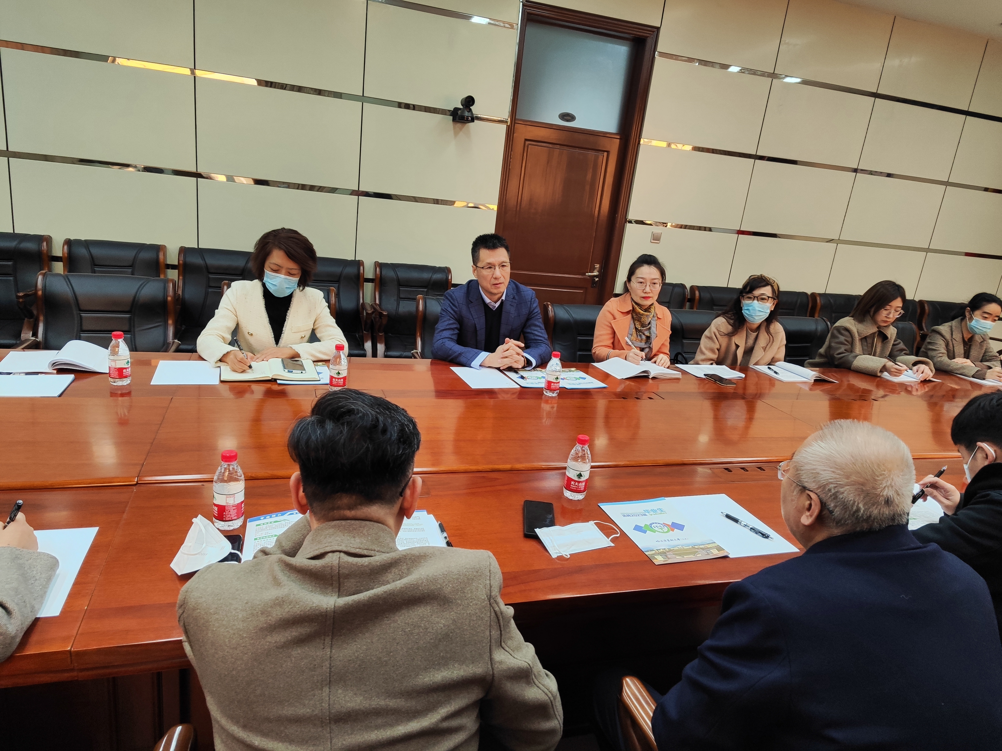 1679465649829244.jpg 副校长宋因利介绍学校专业情况.jpg